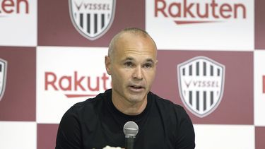 Andrés Iniesta habla en una conferencia de prensa en un hotel en Kobe, en el oeste de Japón, el 25 de mayo de 2023. Andrés Iniesta, que ganó el Mundial con España en 2010, así como cuatro títulos de Champions League y nueve de la Liga con el Barcelona, dejará el club japonés Vissel Kobe. (Kyodo News via AP)