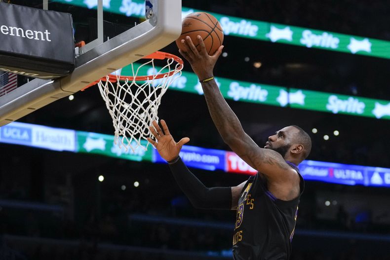 LeBron James, de los Lakers de Los Ángeles, encesta en el encuentro del martes 14 de noviembre de 2023, ante los Grizzlies de Memphis (AP Foto/Ashley Landis)