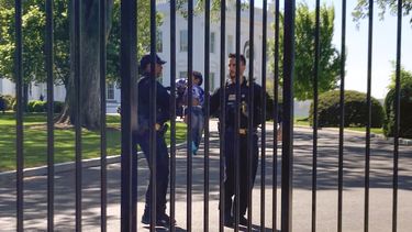 ninito se infiltra por la cerca de la casa blanca