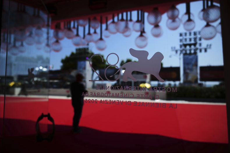 Se ve la alfombra roja antes del Festival de Cine de Venecia en Venecia, Italia, el martes 26 de agosto de 2025. (Foto Alessandra Tarantino/Invision/AP)