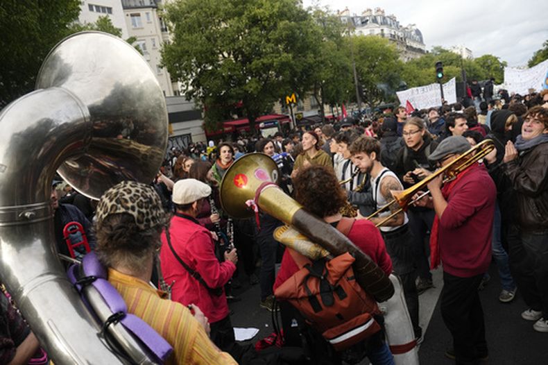Manifestantes protestas en las calles de Paris, el jueves 22 de octubre de 2026. (AP Foto/Teresa Suárez)