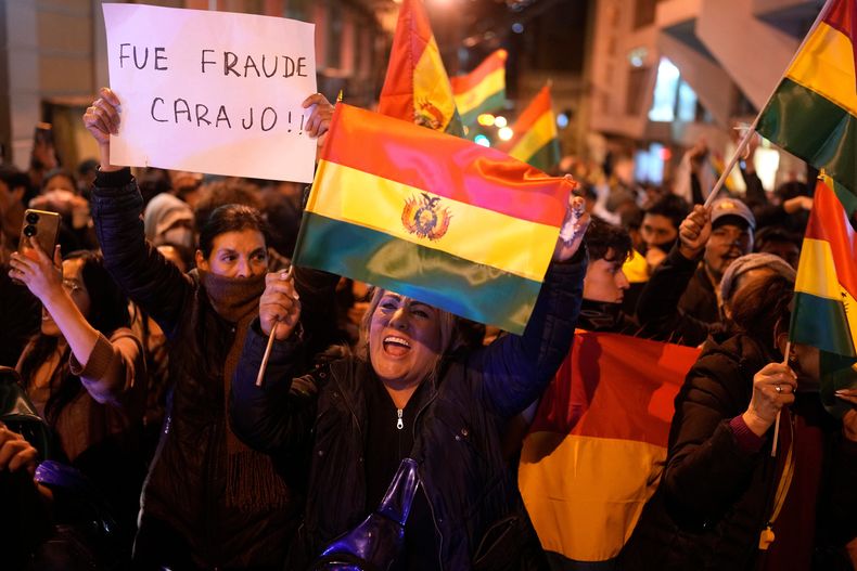 Manifestantes denuncian un presunto fraude en la segunda vuelta electoral de la víspera, el lunes 20 de octubre de 2025, en La Paz, Bolivia. (AP Foto/Juan Karita)