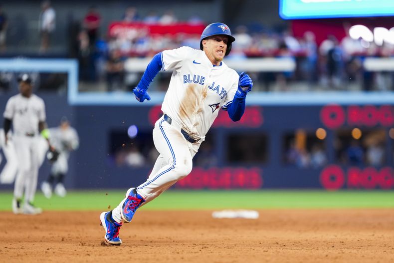 Myles Straw de los Azulejos de Toronto rodea la tercera base contra los Yankees de Nueva York durante la acción del partido de béisbol de la quinta entrada en Toronto, el lunes 21 de julio de 2025. (Thomas Skrlj/The Canadian Press vía AP)