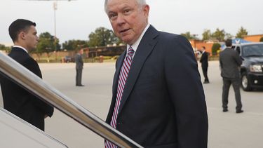 Con su futuro en duda, Sessions visita El Salvador