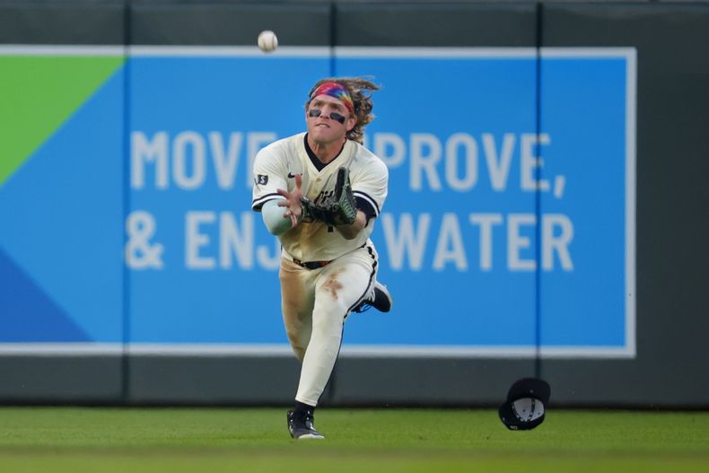 El jardinero izquierdo Harrison Bader de los Mellizos de Minnesota atrapa una línea de Matt Shaw de los Cachorros de Chicago, el martes 8 de julio de 2025, en Minneapolis. (AP Foto/Bruce Kluckhohn)