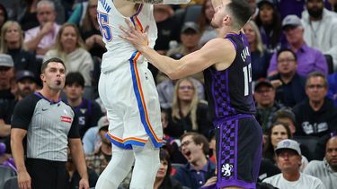 Isaiah Hartenstein, del Thunder de Oklahoma City dispara ante Drew Eubanks, de los Kings de Sacramento, en el encuentro del viernes 7 de noviembre de 2025 (AP Foto/Sara Nevis)