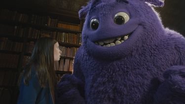 En esta imagen propporcionada por Paramount Pictures, Cailey Fleming, izquierda, con Blue, con la voz de Steve Carell, en una escena de IF. (Paramount Pictures vía AP)
