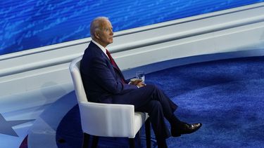 Trump, Biden se enfrentan a la distancia