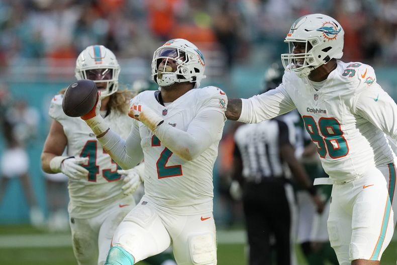 Bradley Chubb (2), linebacker de los Dolphins de Miami, celebra después de capturar al quarterback Trevor Siemian, de los Jets de Nueva York, durante la segunda mitad del juego de la NFL, el domingo 17 de diciembre de 2023, en Miami Gardens, Florida. (AP Foto/Rebecca Blackwell)
