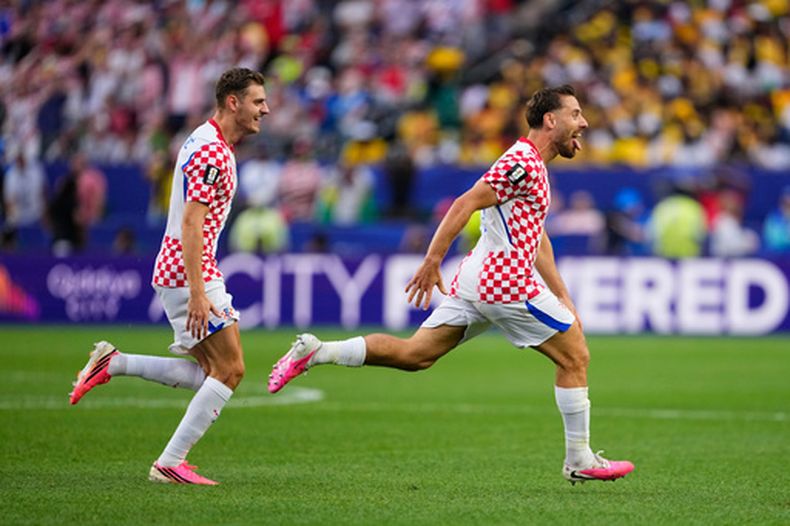 El croata Nikola Vlasic (13) celebra después de anotar el segundo gol de su equipo en el partido por el Grupo L del Mundial ante Ghana, el sábado 27 de junio de 2026, en Filadelfia. (AP Foto/Petr Josek)
