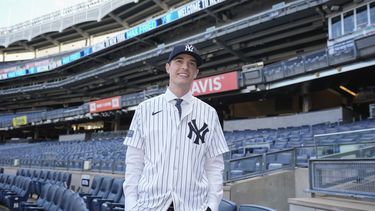 Max Fried, de los Yankees de Nueva York, posa tras su conferencia de prensa el miércoles 18 de diciembre de 2024 (AP Foto/Frank Franklin II)