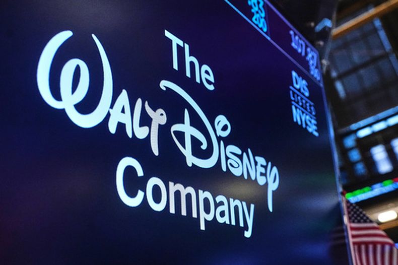 ARCHIVO - El logotipo de The Walt Disney Company sobre una estación de trabajo en el piso de remates de la Bolsa de Valores de Nueva York, el lunes 2 de febrero de 2026. (AP Foto/Richard Drew/Archivo)