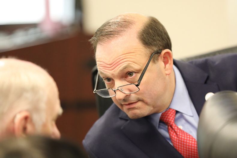 ARCHIVO – El fiscal general de Carolina del Sur, Alan Wilson, habla con su personal ante un Comité Legislativo de Supervisión del estado que vigila a su oficina, el 5 de noviembre de 2025, en Columbia, Carolina del Sur. (AP Foto/Jeffrey Collins, Archivo)