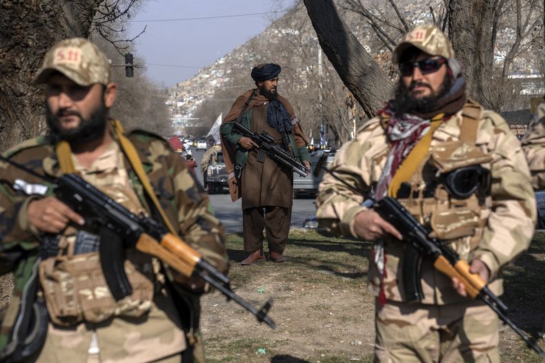 ARCHIVO – Combatientes talibanes montan guardia en Kabul, Afganistán, el 26 de diciembre de 2022. (AP Foto/Ebrahim Noroozi, Archivo)