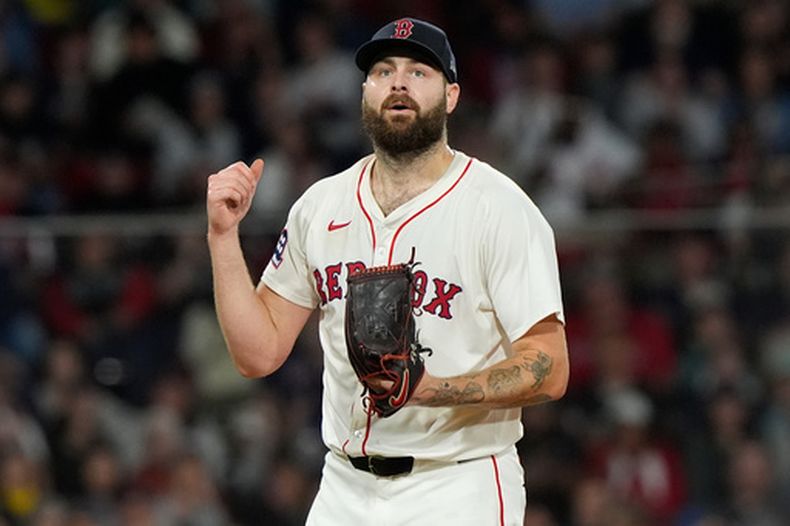 ARCHIVO - Lucas Giolito, lanzador de los Medias Rojas de Boston, reacciona después de ponchar a Lawrence Butler, de los Atléticos, con la casa llena en la tercera entrada del juego de béisbol de Grandes Ligas, el miércoles 17 de septiembre de 2025, en Boston. (AP Foto/Robert F. Bukaty, Archivo)