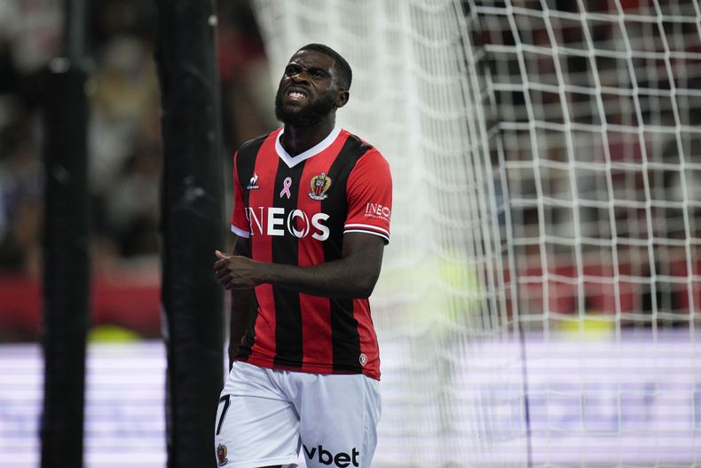 Jeremie Boga del Niza reacciona luego de fallar una oportunidad de anotar durante el partido de la Liga de Francia ante el Marsella en el estadio Allianz Riviera, en Niza, Francia, el sábado 21 de octubre de 2023. (AP Foto/Daniel Cole)