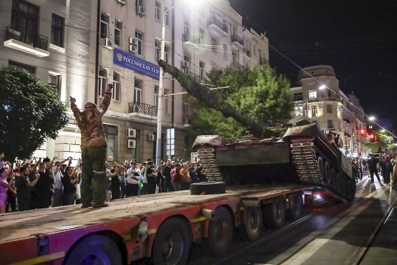 Miembros de la compañía militar Grupo Wagner cargan un tanque en un camión en una calle de Rostov en el Don, Rusia, el sábado 24 de junio de 2023, antes de abandonar una zona en el cuartel general del Distrito Militar Sur de Rusia. Las tropas de Yevgeny Prigozhin que se sumaron en un alzamiento no serán procesadas y no se les ofrecerán contratos en el Ministerio de Defensa, según dijo el portavoz del Kremlin Dmitry Peskov. Tras el anuncio del acuerdo el sábado, Prigozhin ordenó a sus tropas que detuvieran su avance hacia Moscú y se retirasen a campamentos en Ucrania, donde han combatido junto a las fuerzas rusas. (AP Foto)