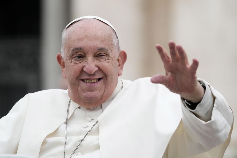 El papa Francisco saluda al salir de su audiencia general semanal, en la Plaza de San Pedro, en el Vaticano, el miércoles 20 de noviembre de 2024. (AP Foto/Gregorio Borgia)