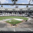 Una vista general del London Stadium, casa del West Ham United, mientras se transforma el terreno de juego en un diamante de béisbol, el jueves 15 de junio de 2023. (Lucy North/PA vía AP)