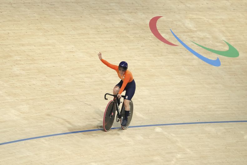 La neerlandesa Caroline Groot reacciona al ganar la medalla de oro en la final de la contrarreloj femenina C4-5 de 500 metros, el jueves 29 de agosto de 2024 en Saint-Quentin-en-Yvelines, en las afueras de París. (AP Foto/Thibault Camus)