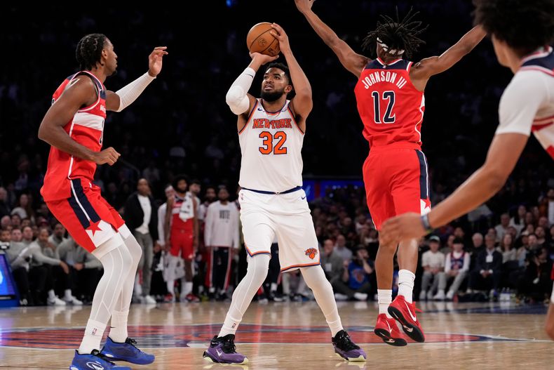 El pívot de los Knicks de Nueva York Karl-Anthony Towns lanza el balón en el encuentro ante los Wizards de Washington el lunes 3 de noviembre del 2025. (AP Foto/Yuki Iwamura)