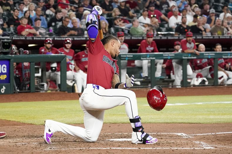 El dominicano Ketel Marte, intermedista de los Diamolndbacks de Arizona, pierde el casco tras abanicar en el juego del miércoles 15 de mayo de 2024, ante los Rojos de Cincinnati (AP Foto/Darryl Webb)