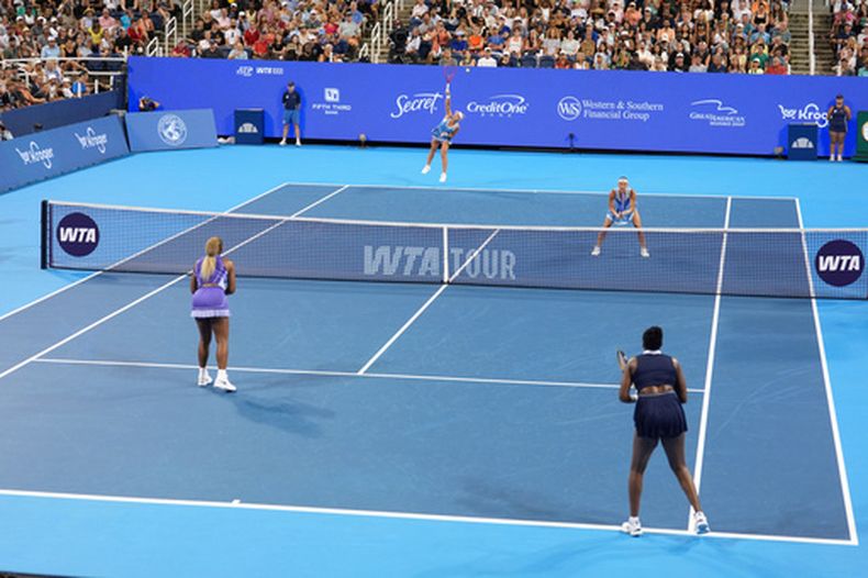 Mientras la estadounidense Peyton Stearns (arriba a la derecha) observa, la ucraniana Marta Kostyuk (arriba en el centro) sirve frente a Serena Williams (abajo a la izquierda) y Venus Williams (abajo a la derecha), también estadounidenses, durante un partido de dobles femenino en el torneo de tenis Cincinnati Open, el lunes 17 de agosto de 2026, en Mason, Ohio. (Foto AP/Kareem Elgazzar)
