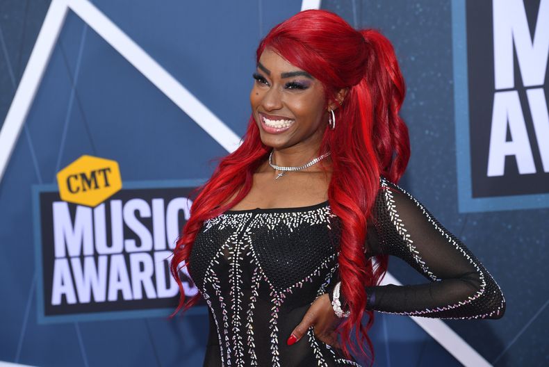ARCHIVO - Reyna Roberts llega a los Premios Musicales CMT el 11 de abril de 2022, en el Auditorio Municipal de Nashville, Tennessee. El lanzamiento de Act II: Cowboy Carter, Beyoncé ha reavivado las discusiones sobre los orígenes del country y su diversidad. (Foto AP/John Amis, archivo)