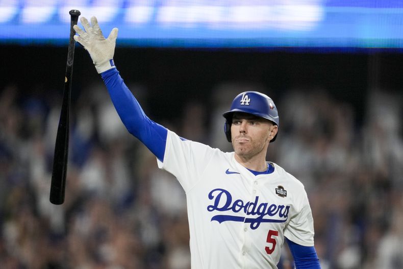 Freddie Freeman, de los Dodgers de Los Ángeles, celebra su grand slam contra los Yankees de Nueva York durante la décima entrada en el Juego 1 de la Serie Mundial de béisbol, el viernes 25 de octubre de 2024, en Los Ángeles. (AP Foto/Ashley Landis)