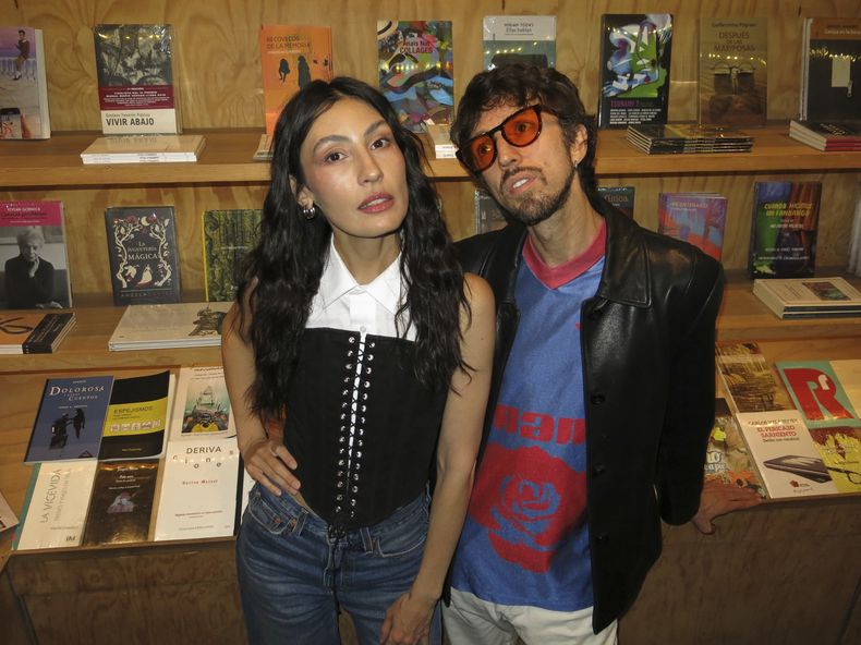 La cantautora argentina Daniela Spalla, izquierda, y el cantautor colombiano Esteman posan para un retrato para promocionar su álbum Amorío, en la Ciudad de México, el 13 de agosto de 2025. (Foto AP/Berenice Bautista)