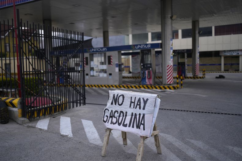 ARCHIVO - Un cartel alerta a los clientes de que no hay gasolina en una estación de servicio después de cinco días de bloqueos de carreteras por parte de partidarios del expresidente Evo Morales que afectaron el suministro de combustible y alimentos, en La Paz, Bolivia, el 21 de octubre de 2024. (AP Foto/Juan Karita, Archivo)
