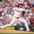 Aaron Nola de los Filis de Filadelfia lanza en la primera entrada del juego ante los Tigres de Detroit el lunes 5 de junio del 2023. (AP Foto/Matt Slocum)