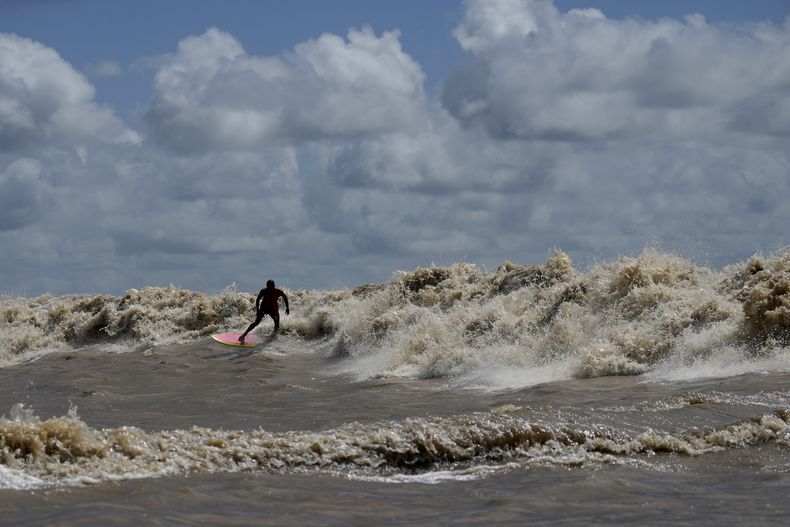 Un surfista participa en el festival de surfistas “Pororoca” cerca de Chaves en el estado de Pará en Brasil el 5 de junio de 2023. (Foto AP /Eraldo Peres)