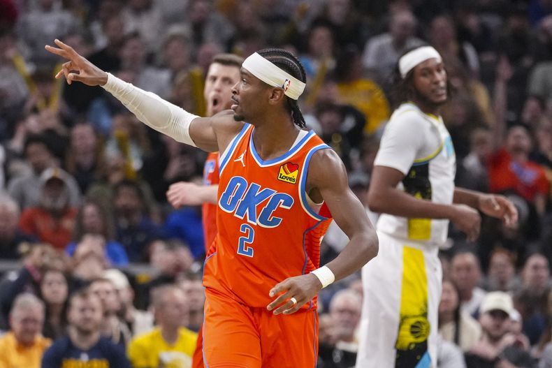 El base del Thunder de Oklahoma City Shai Gilgeous-Alexander hace un gesto tras atinar un tiro de tres ante los Pacers de Indiana el jueves 26 de diciembre del 2024. (AP Foto/Michael Conroy)