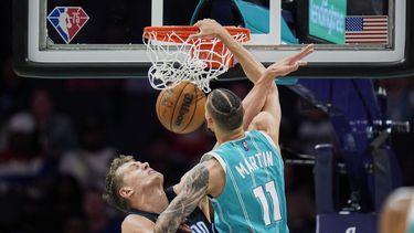 Ball y Hornets vencen a Magic en ríspido encuentro