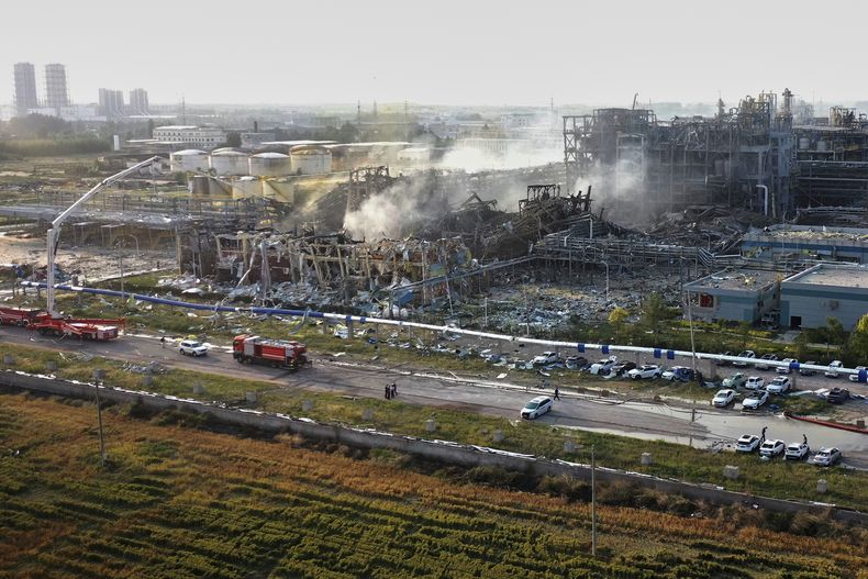 En esta imagen, distribuida por la agencia noticiosa Xinhua, bomberos trabajan en la extinción de incendios tras una explosión en una planta química en Gaomi, en la provincia de Shandong, en el este de China, el 27 de mayo de 2025. (Xinhua vía AP)