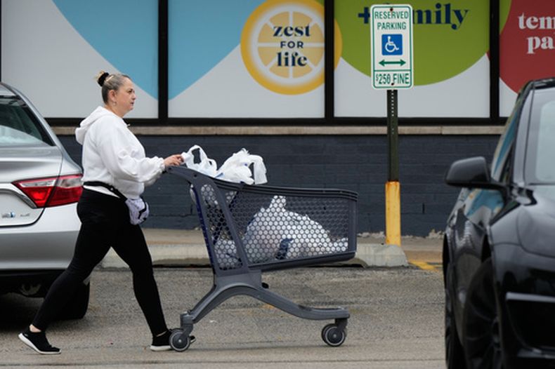 Un consumidor sale de una tienda en Arlington Heights, Illinois, el 30 de septiembre del 2026. (AP foto/Nam Y. Huh)