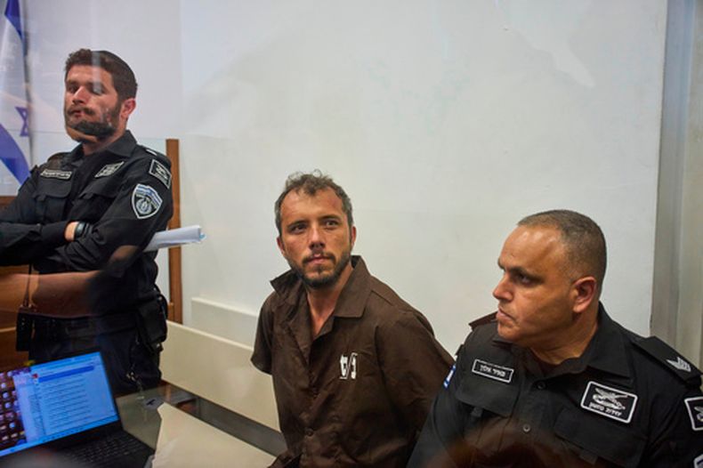 El activista brasileño Thiago Ávila, en el centro, miembro de la Flotilla Global Smud, es escoltado por guardias de prisión para una vista en la Corte de Distrito de Ashkelon, Israel, el domingo 3 de mayo de 2026. (AP Foto/Ohad Zwigenberg)