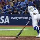 Bo Bichette, de los Azulejos de Toronto, conecta un jonrón solitario en el juego del sábado 15 de julio de 2023, ante los Diamondbacks de Arizona (Mathew Tsang/The Canadian Press via AP)