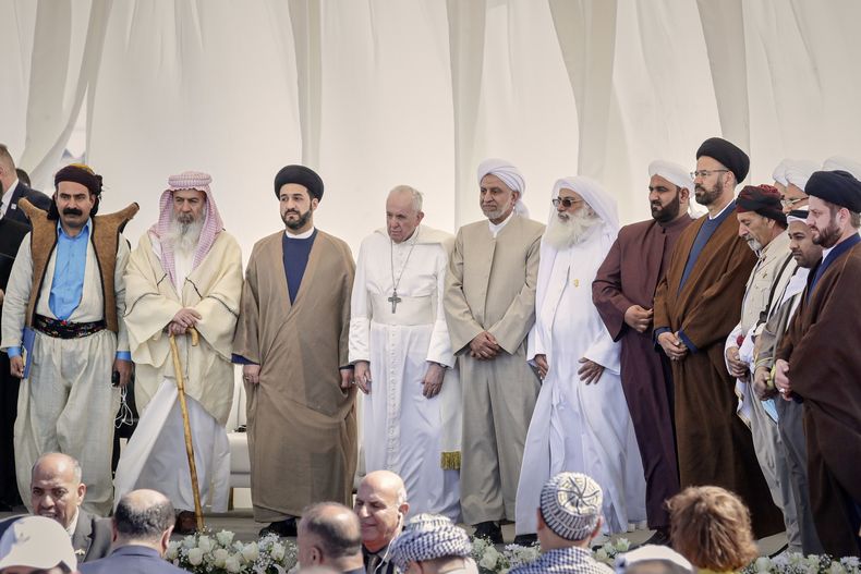 ARCHIVO - El papa Francisco, de pie junto a líderes religiosos durante una reunión interreligiosa cerca de la zona arqueológica de la ciudad-estado sumeria de Ur, a 20 kms al suroeste de Nasiriyah, Irak, el 6 de marzo de 2021. (AP Foto/Andrew Medichini, archivo)