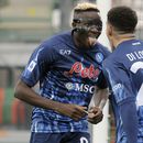 Napoli gana en Venecia y alcanza al Milan