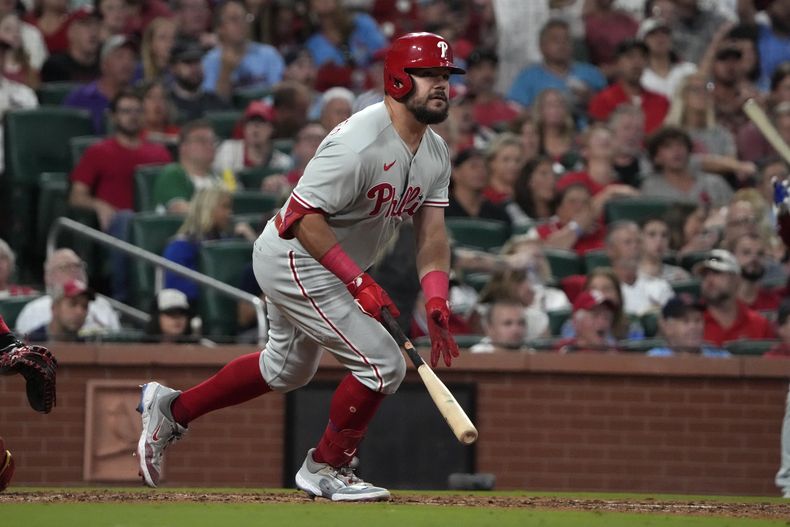 Kyle Schwarber, de los Filis de Filadelfia, conecta un jonrón de tres carreras en el encuentro del sábado 16 de septiembre de 2023, ante los Cardenales de San Luis (AP Foto/Jeff Roberson)