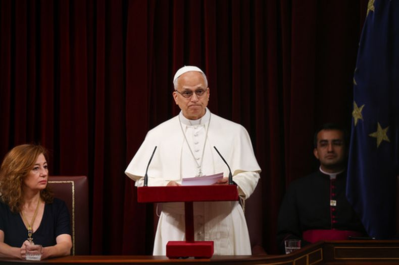 Francina Armengol, presidenta del Congreso de los Diputados, mira al papa León XIV en la cámara baja del parlamento español, el lunes 8 de junio de 2026. (Yara Nardi/Pool Foto via AP)