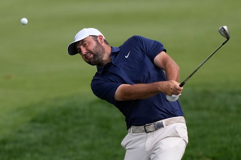 Scottie Scheffler golpea la bola desde el fairway en la ronda final del Players Championship el domingo 15 de marzo del 2026. (AP Foto/Gerald Herbert)