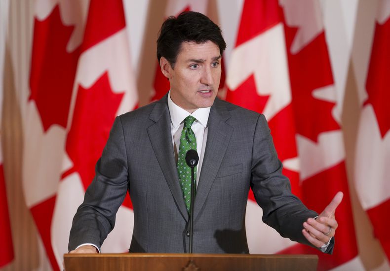 El primer ministro de Canadá, Justin Trudeau, ofrece una conferencia de prensa en la embajada de Canadá en Bruselas, Bélgica, el 12 de febrero de 2025. (Sean Kilpatrick/The Canadian Press vía AP)