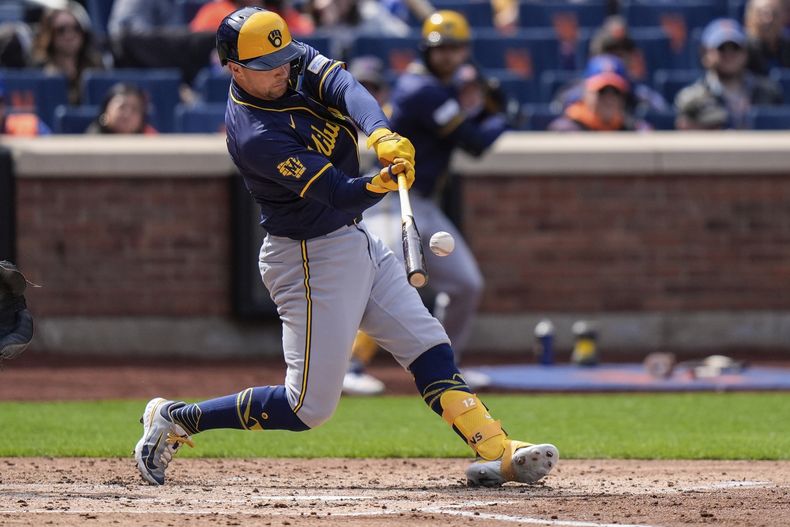 Rhys Hoskins de los Cerveceros de Milwaukee bateó un jonrón de dos carreras en la tercera entrada ante los Mets de Nueva York el sábado 30 de marzo del 2024. (AP Foto/Frank Franklin II)
