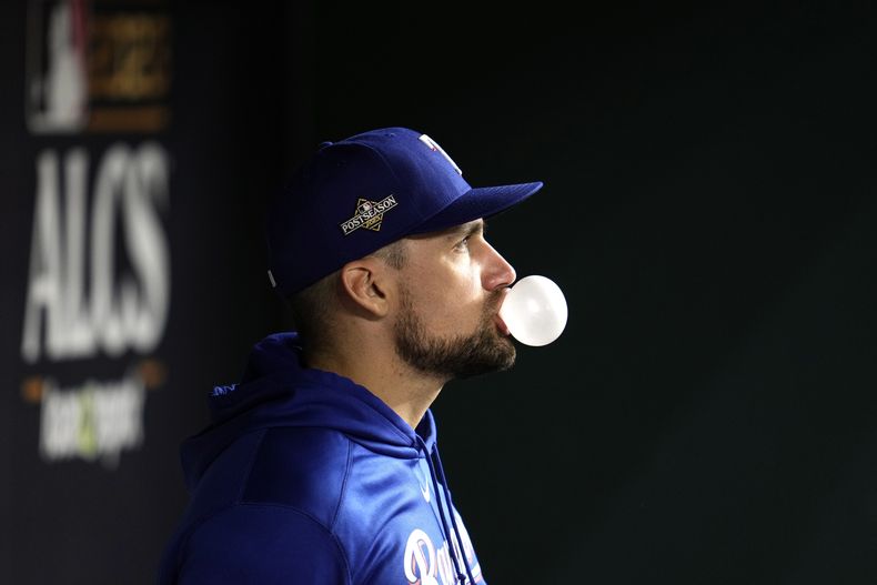 Nathan Eovaldi, lanzador de los Rangers de Texas, hace una bomba con goma de mascar durante el cuarto juego de la Serie de Campeonato de la Liga Americana ante los Astros de Houston, el jueves 19 de octubre de 2023 en Arlington (AP Foto/Godofredo A. Vásquez)