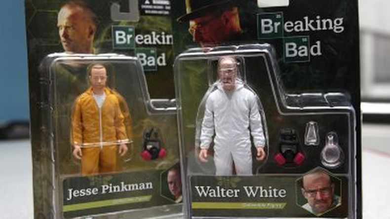 Toys R Us tuvo que retirar de la venta los muñecos de Breaking Bad tras el éxito de una masiva campaña online. Las figuras traían como extras pastillas y dinero