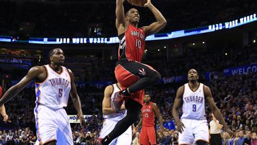 americateve | El jugador de los Raptors, DeMar DeRozan, centro, intenta una clavada en un partido contra el Thunder de Oklahoma City el domingo, 22 de diciembre de 2013, en Oklahoma City. (AP Photo/Alonzo Adams)