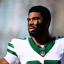 ARCHIVO - El esquinero de los Jets de Nueva York, QwanTez Stiggers, calienta antes de un partido de fútbol americano de la NFL contra los Jaguars de Jacksonville, en Jacksonville, Florida, el 14 de diciembre de 2025. (Foto AP/Phelan M. Ebenhack, Archivo)